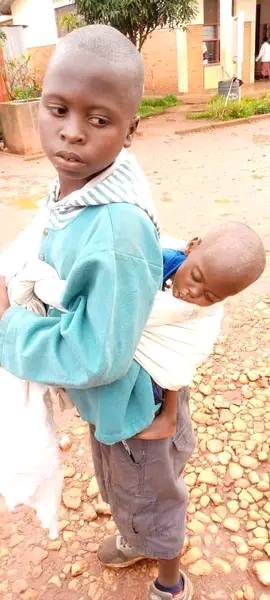 A Ngozi : deux enfants abandonnés se débrouillent à l’hôpital