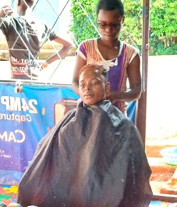 A Ngozi, Nimbona s’est imposée comme coiffeuse pour hommes 