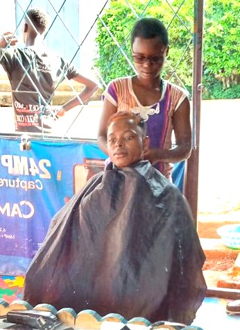 A Ngozi, Nimbona s’est imposée comme coiffeuse pour hommes 